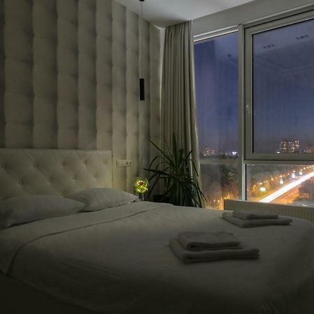 קייב Black&White Apartment In Smart Plaza מראה חיצוני תמונה