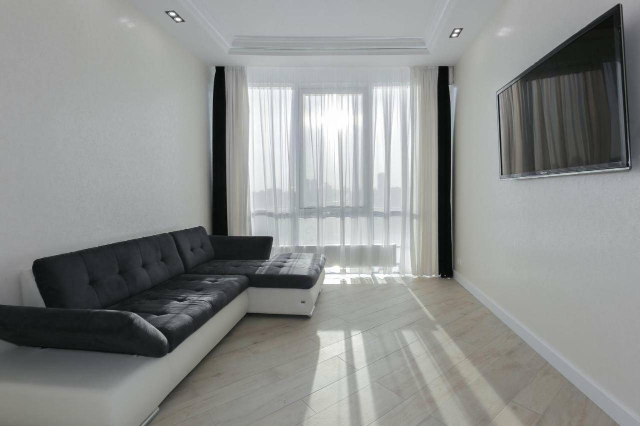 קייב Black&White Apartment In Smart Plaza מראה חיצוני תמונה