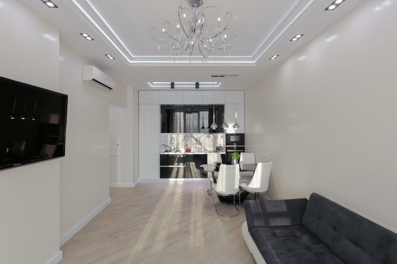 קייב Black&White Apartment In Smart Plaza מראה חיצוני תמונה