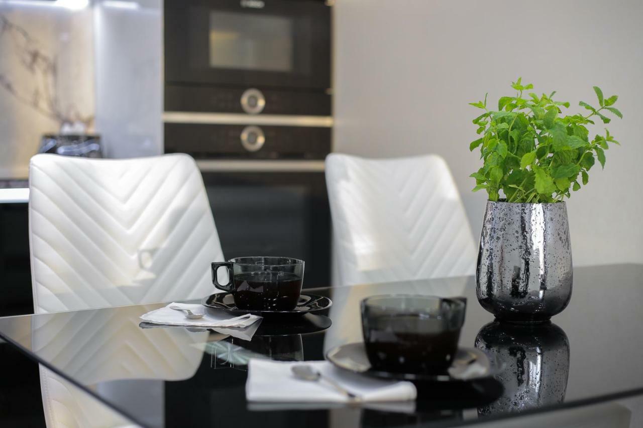 קייב Black&White Apartment In Smart Plaza מראה חיצוני תמונה