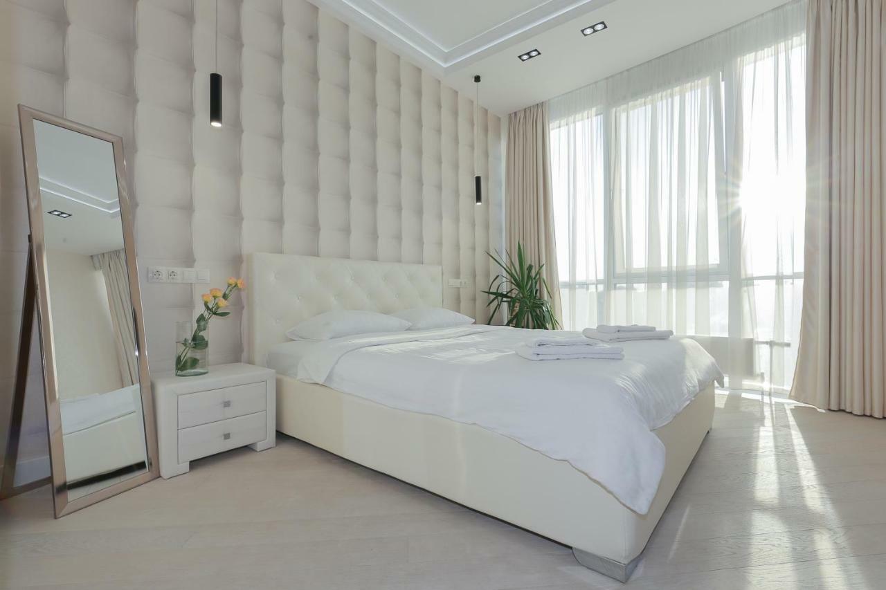 קייב Black&White Apartment In Smart Plaza מראה חיצוני תמונה