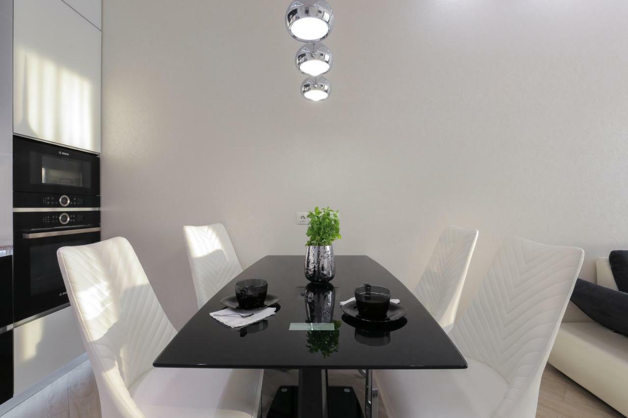 קייב Black&White Apartment In Smart Plaza מראה חיצוני תמונה