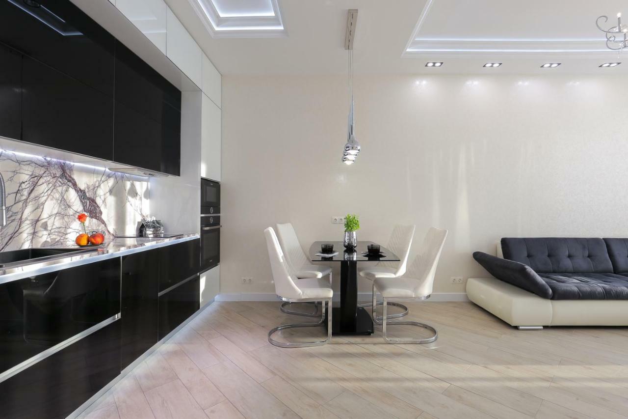 קייב Black&White Apartment In Smart Plaza מראה חיצוני תמונה
