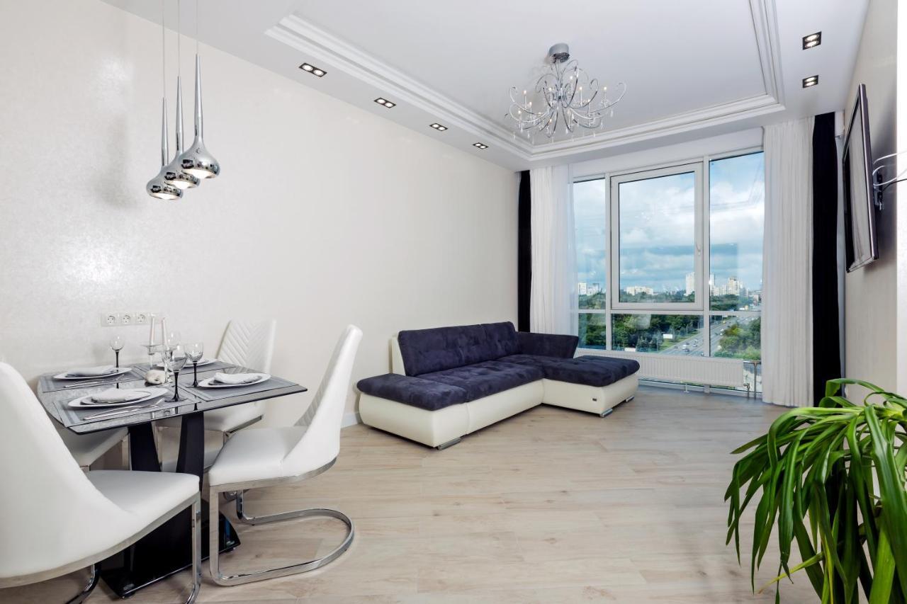 קייב Black&White Apartment In Smart Plaza מראה חיצוני תמונה